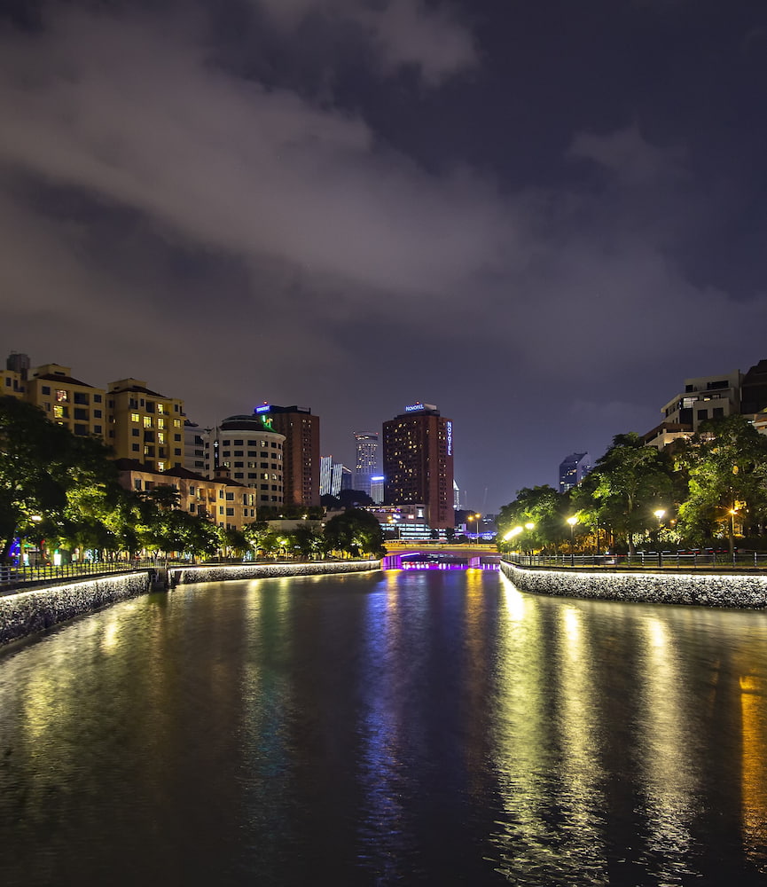 Vida nocturna en el río Singapur Vida nocturna en el río Singapur