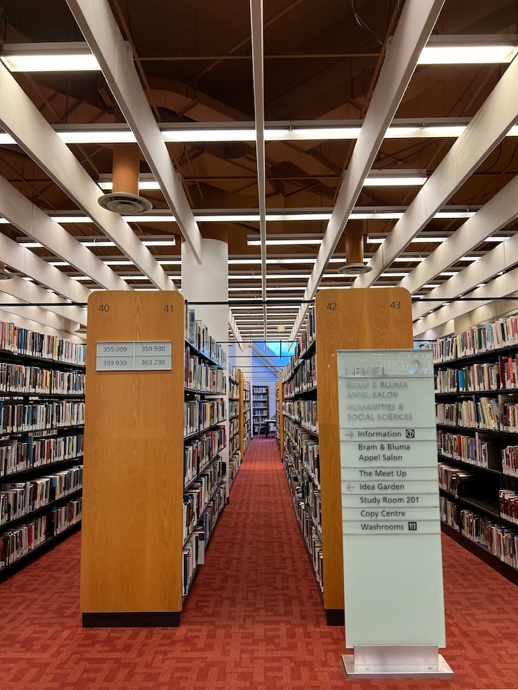 Biblioteca Pública de Toronto - Toronto Reference Library Biblioteca Pública de Toronto - Toronto Reference Library