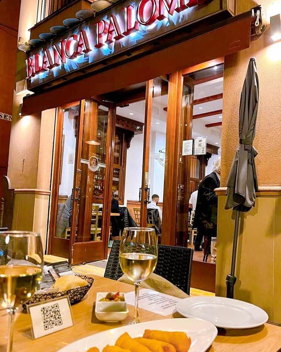 Blanca Paloma, Alameda de Hércules, Sevilla, España Blanca Paloma, Alameda de Hércules, Sevilla, España