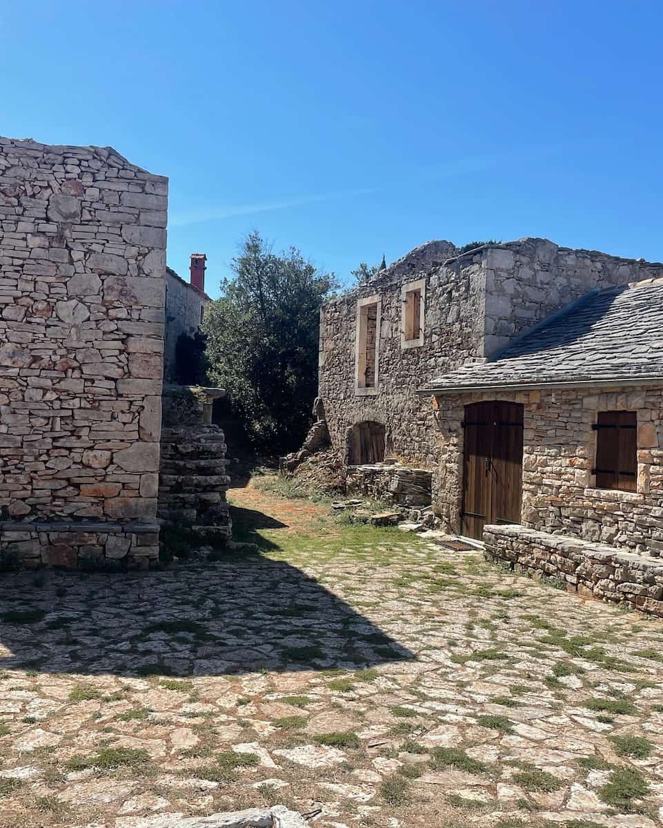 Hvar, Zavala Hvar, Zavala