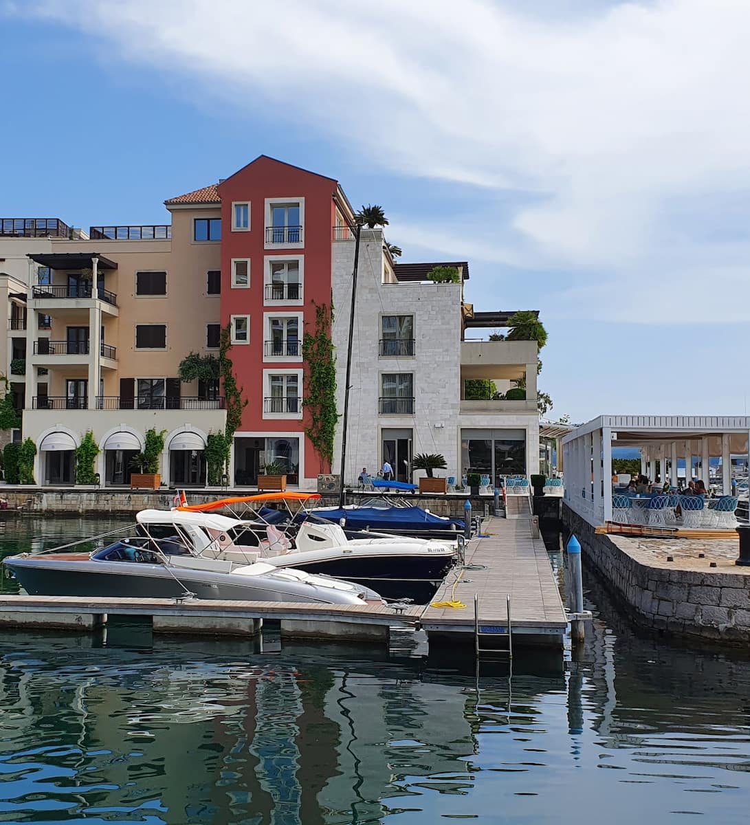 Tivat, Al Posto Giusto Tivat, Al Posto Giusto