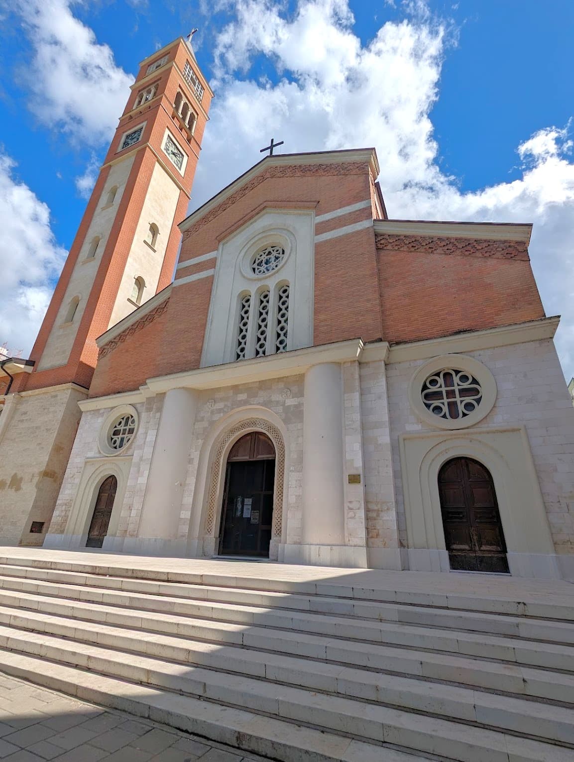 Dhjetori, Tirana Dhjetori, Tirana